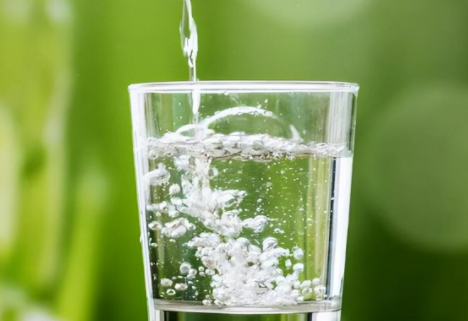 早上起床喝一杯温水对身体有什么好处?医生给你科普