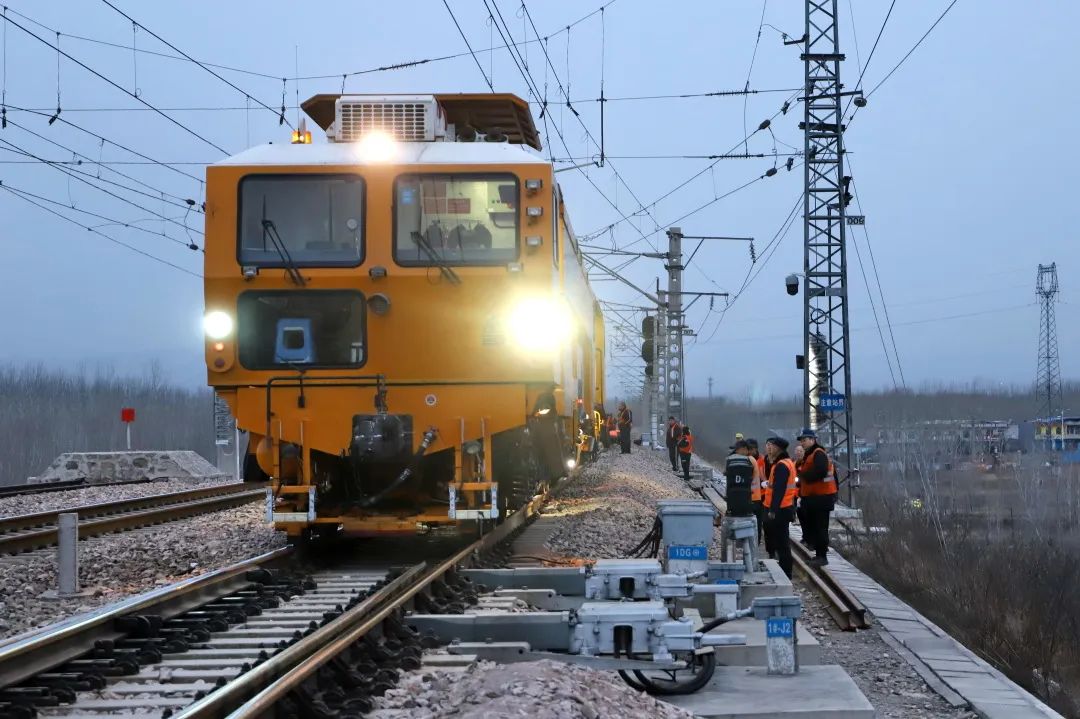晋煤外运通道瓦日铁路展开春季集中修施工
