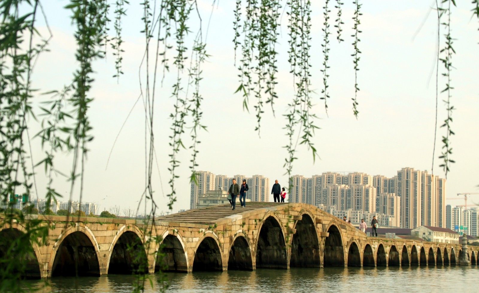 苏州:千年宝带桥春意浓 游客前来春游赏景