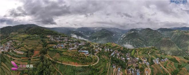 大瑞铁路高黎贡山图片