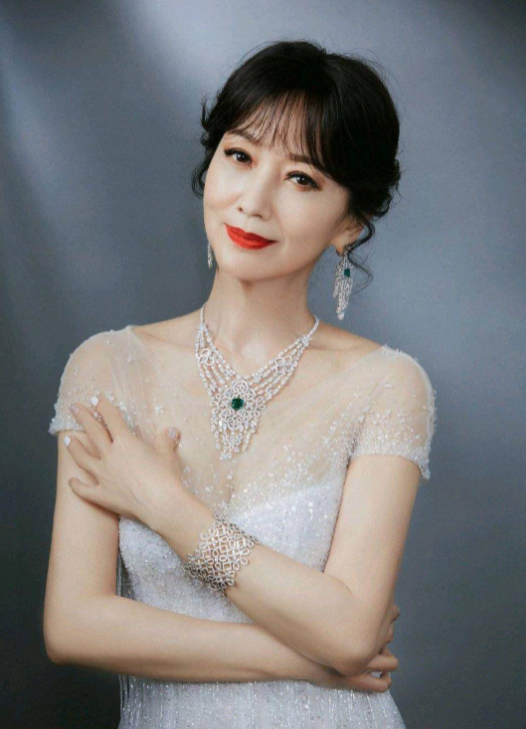 "不老女神"赵雅芝用翡翠教你搭配高领针织衫,降温也要美美的!