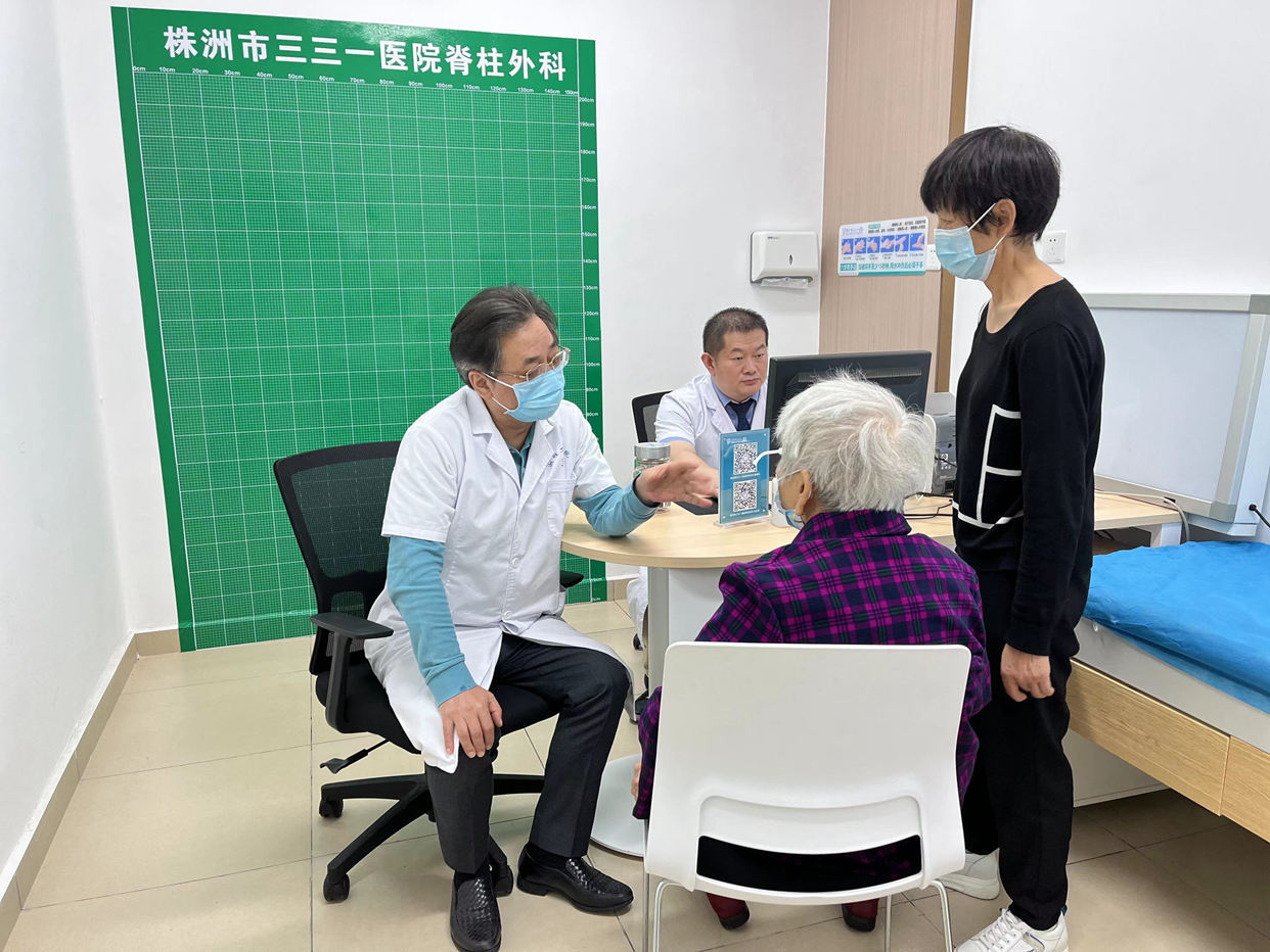 国内著名脊柱外科专家吕国华坐诊株洲