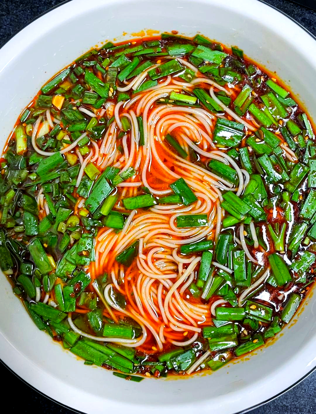 韭菜叶子酸辣面:闺蜜钟爱的美味佳肴,回味无穷