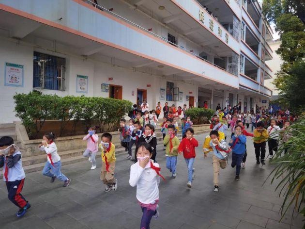 消防安全进校园|保山市实验小学开展火灾避险逃生演练活动