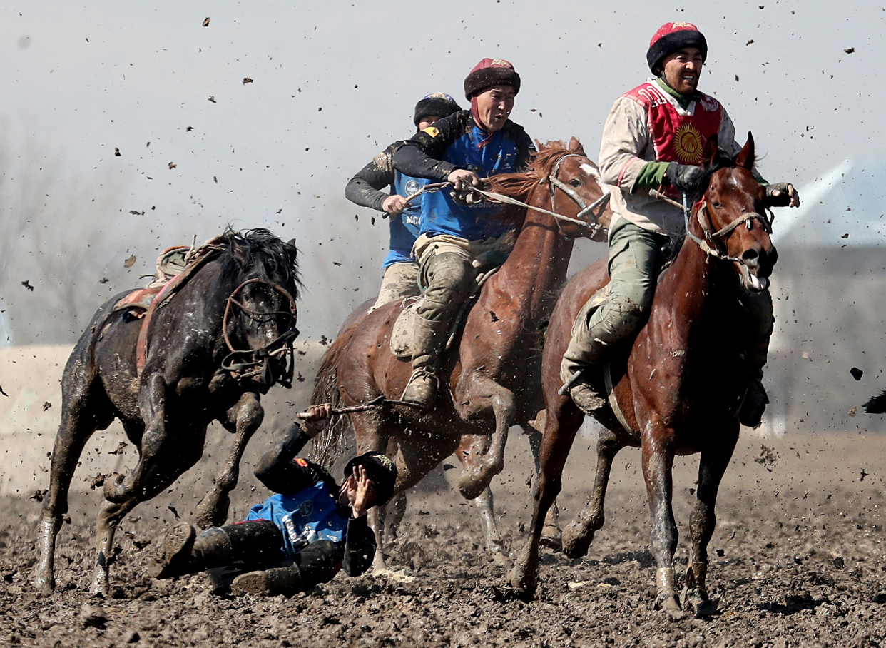 (1)"马背叼羊"比赛