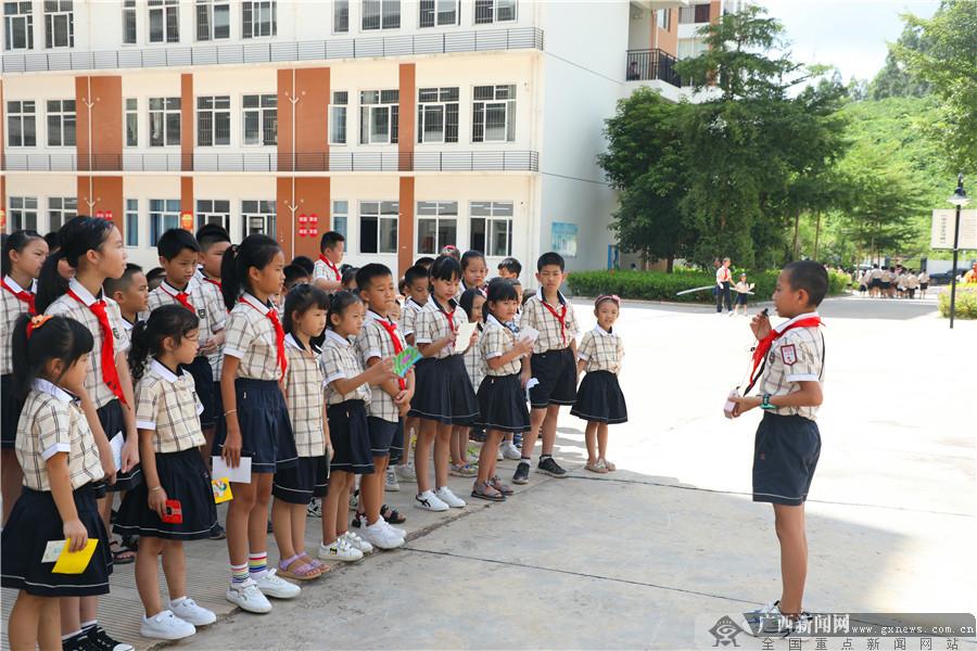 南宁市盘古路小学:初识校园的美 "老带新"手拉手逛校园