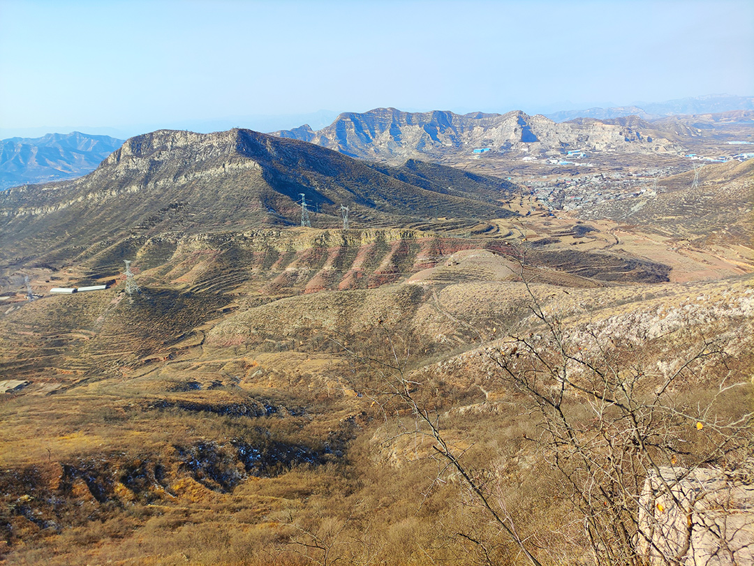 石家庄井陉皇都村,一道天门临空西屏山,它是大寨洞望向天空的眼