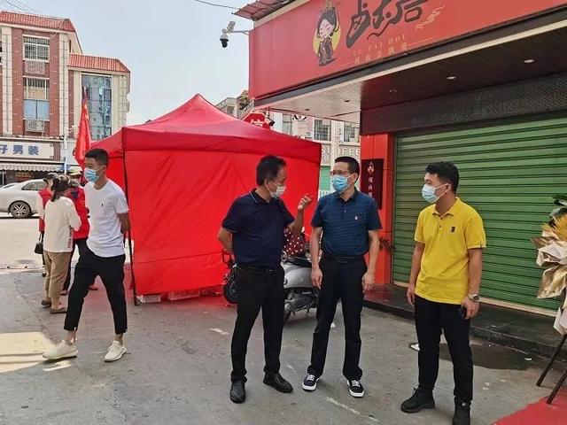 张伟成(右二)在卡口了解管控排查工作