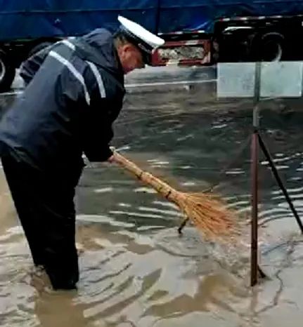 绥中县局:全警顶雨逆行 坚守路面一线