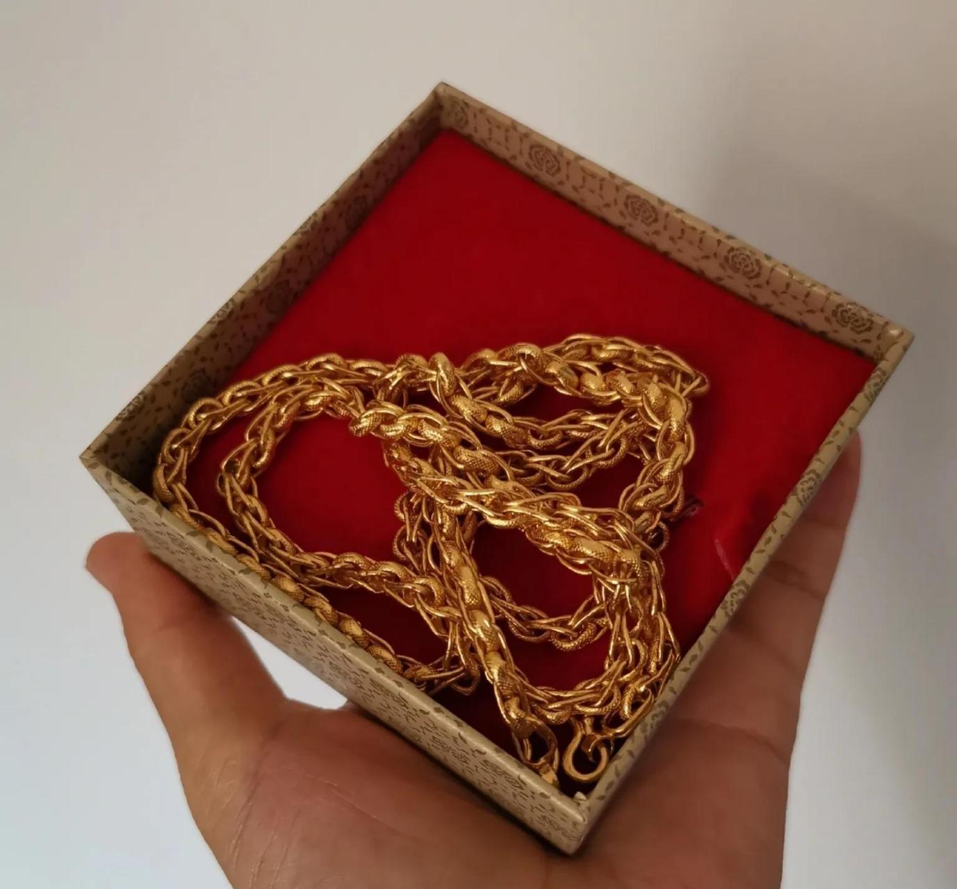 15年前,跟老公一起去杭州旅行,老公给我买了一条金项链,花了10000多块