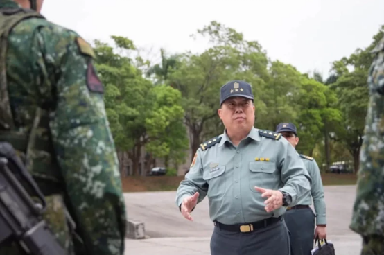 台湾"联合新闻网"报道,据了解,徐衍璞带着"陆军司令部"军情,战训,计划