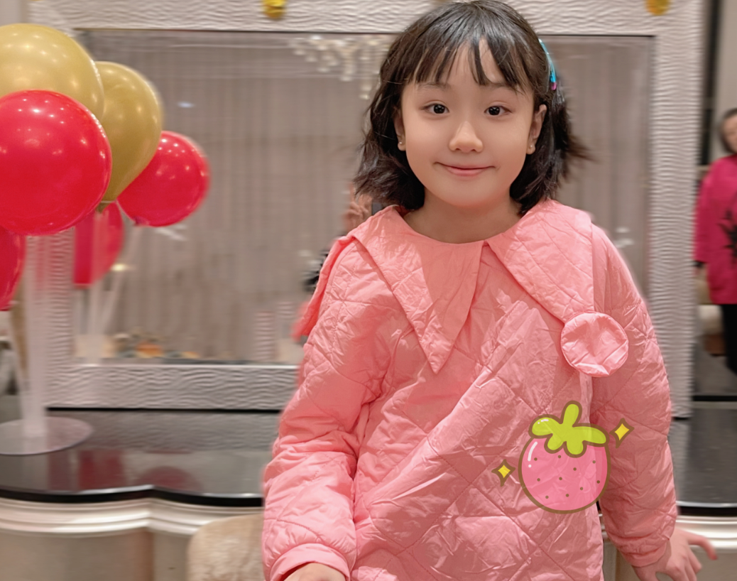 洪欣晒9岁女儿近照,彤彤眼球内斜被指斜视!越长越像爸爸张丹峰