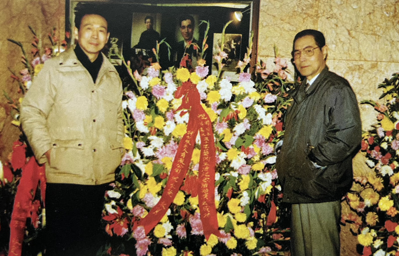 呼唤蜜蜂精神——读唐燕能《滑稽泰斗:姚慕双周柏春合传》