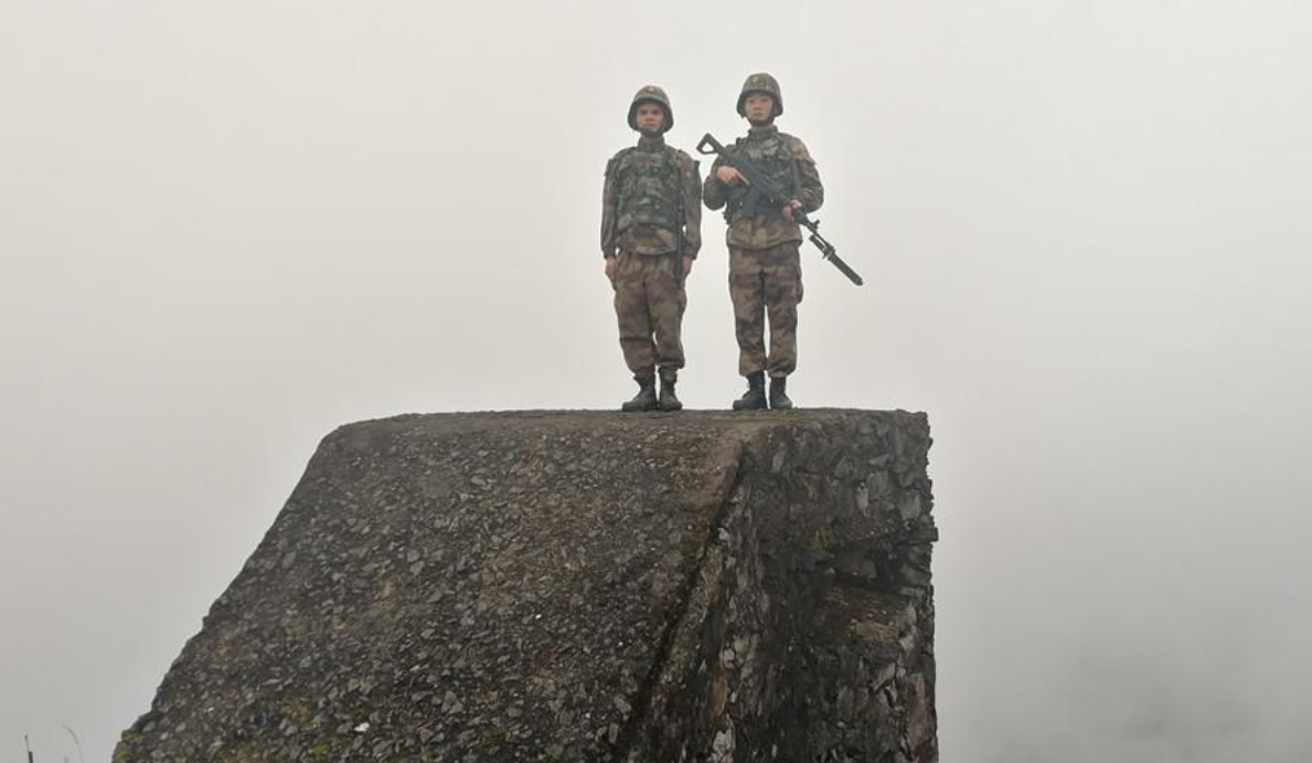我国哨兵站岗,为啥两个人只有一把枪?不是枪不够而是教训不能忘