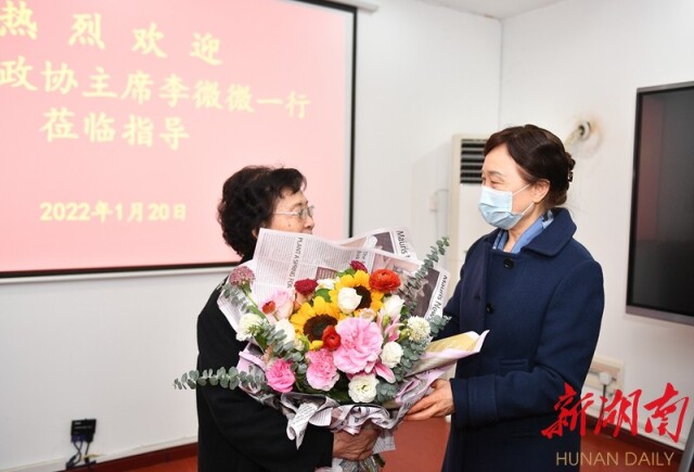 李微微看望慰问联系服务的院士专家