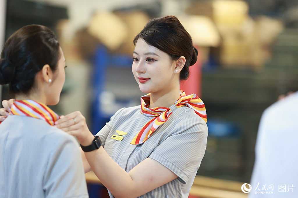 重庆:空姐动姐 携手开展服务礼仪培训备战暑运