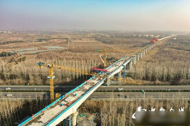 合新铁路跨沪陕高速悬灌连续梁顺利合龙