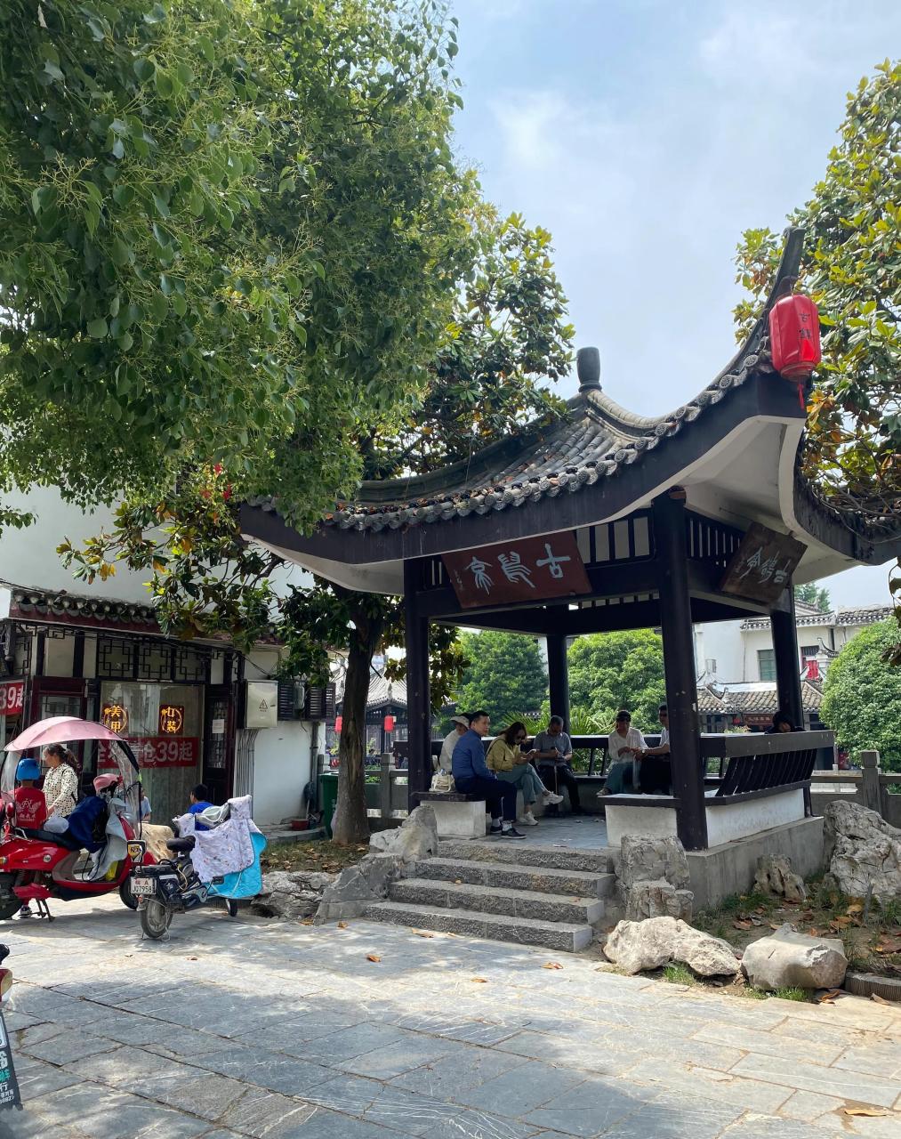 三河古镇景区地处安徽省合肥市肥西县境内,位于巢湖之滨,与庐江县