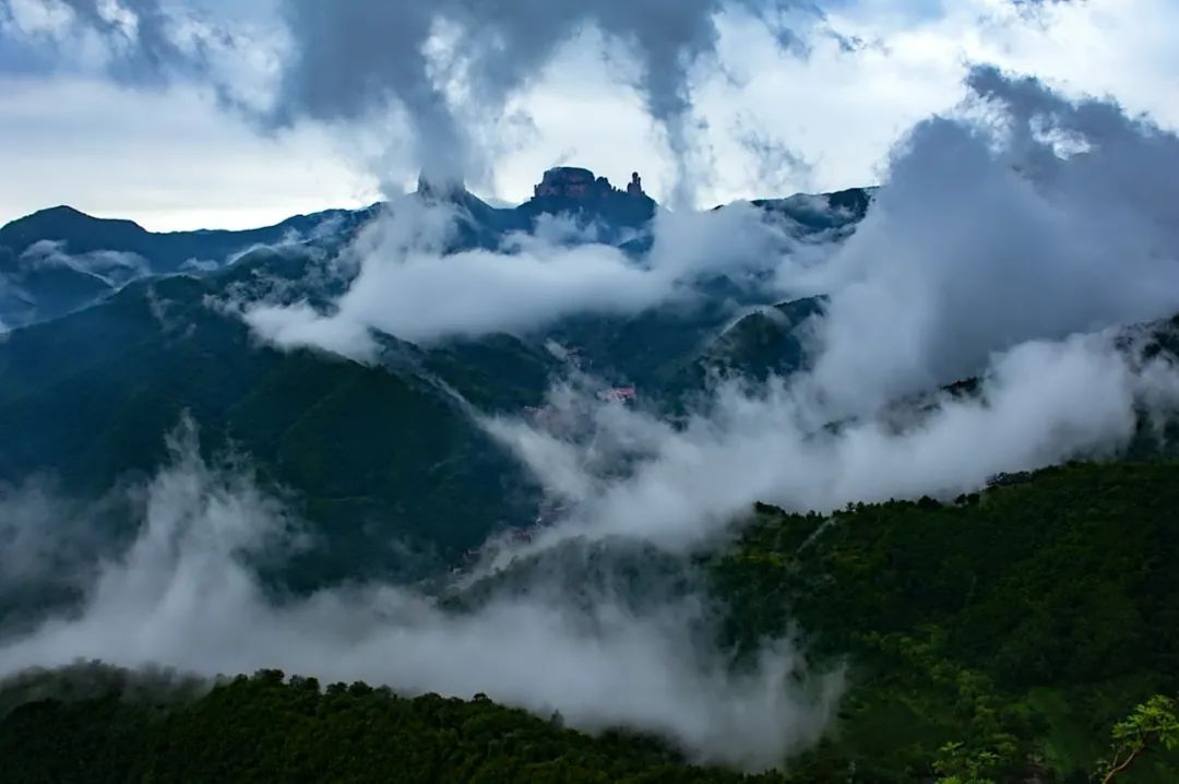 河北赞皇:雨后嶂石岩 云起似仙境