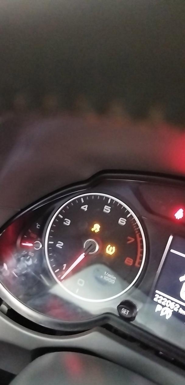 若防侧滑灯意外亮起,这可能意味着系统存在故障