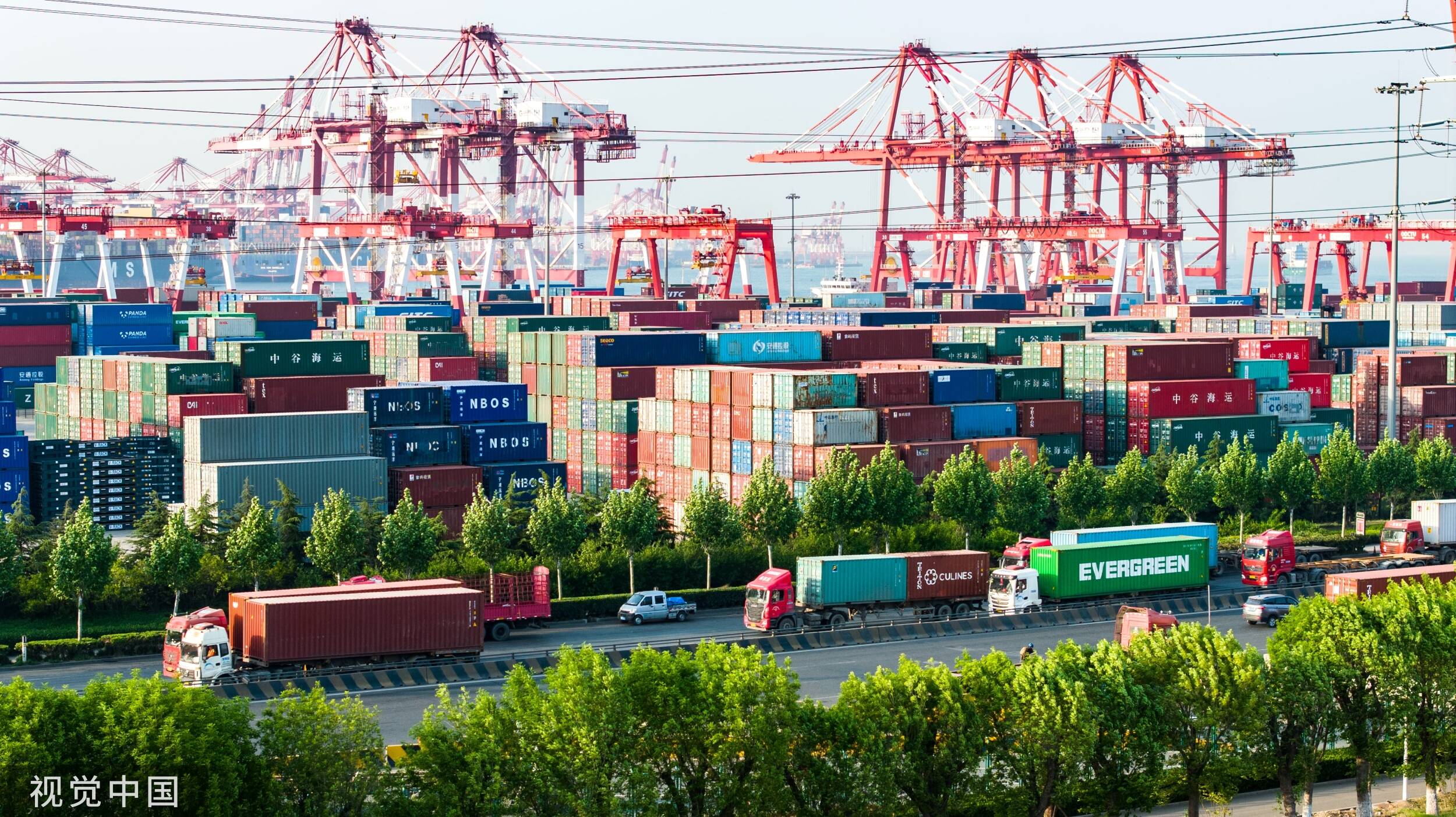 青岛港前湾集装箱码头集装箱吞吐忙