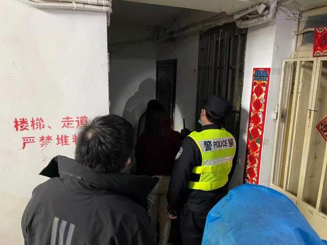 只留下三個字便失去意識,警醫聯手救下突發心臟病獨居女子