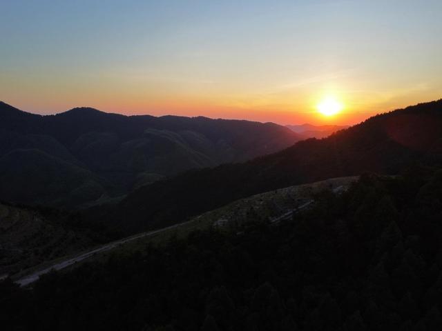 逃避闹市,回归山野,在浙江云县龙溪草甸露营,感觉睡在森林里