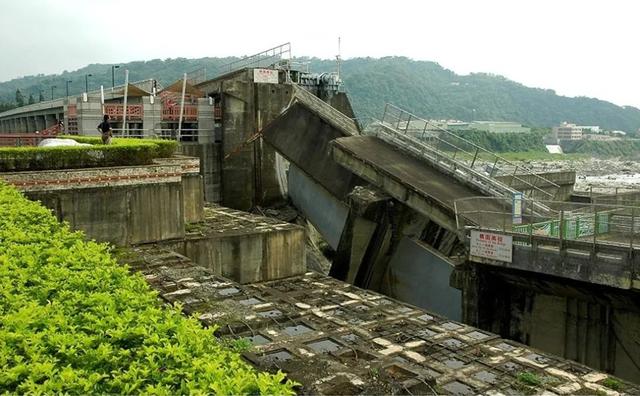 地震科普 | 被地震扯坏了竟然还能用，这是“神仙”大坝吗？