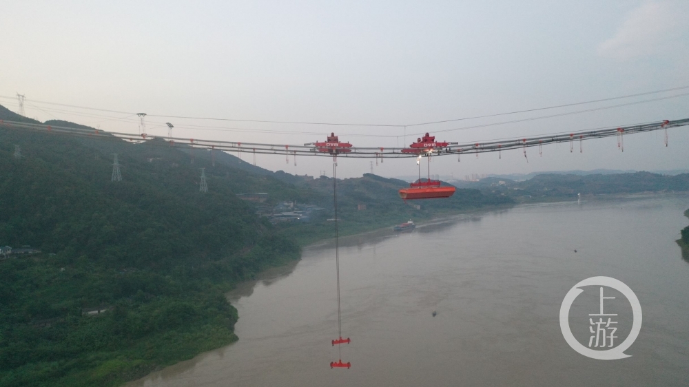 合璧津高速油溪长江大桥 首节钢箱梁吊装成功