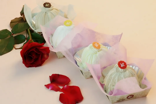 用栗蓉与奶油做的凯司令栗子蛋糕,是一到秋天就要惦记的外婆讲,芝麻沾