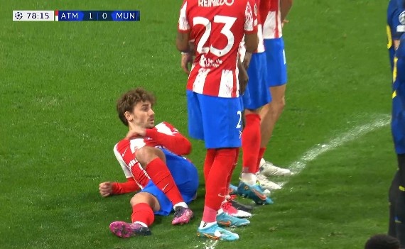 c罗主罚任意球,格列兹曼躺地上排人墙