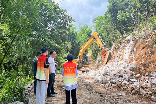 广西科协派驻平果市马头镇塘莲村驻村工作队为村拓宽道路