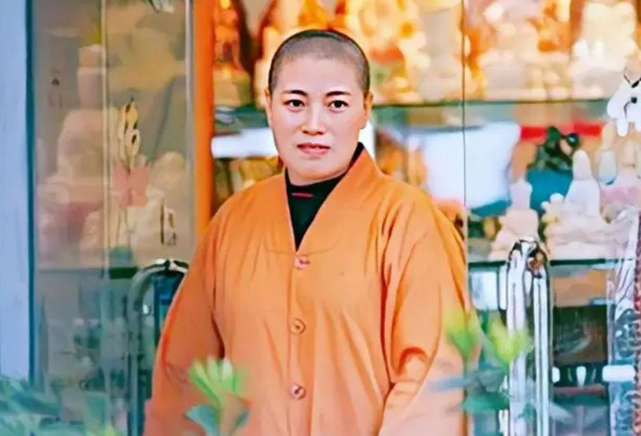 香港女尼释智定:曾与2个和尚结婚,僧袍配黑丝,开豪车住豪宅
