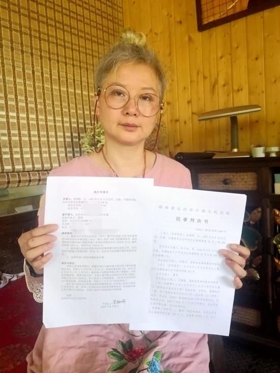 当天,邓春云被医院紧急转入icu病房,次日14时,因抢救无效被宣告死亡.