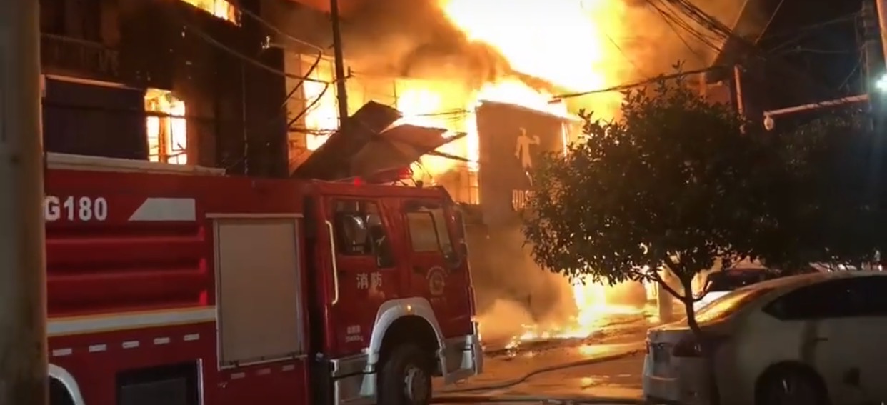 衡阳常宁一步行街门店突发大火,现场火光冲天,无人员伤亡
