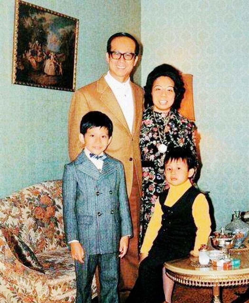 70年代李嘉诚全家福,李嘉诚妻子庄月明,大儿子李泽钜,儿子李泽楷.