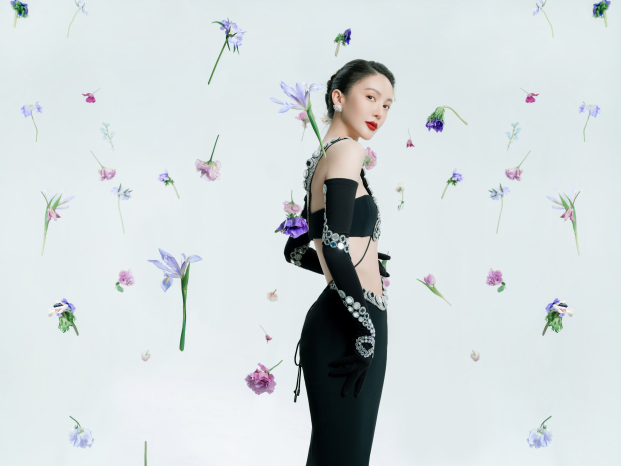 金晨微博之夜惊艳造型释出 抹胸蛮腰鱼尾裙 大胆前卫且很有时髦感