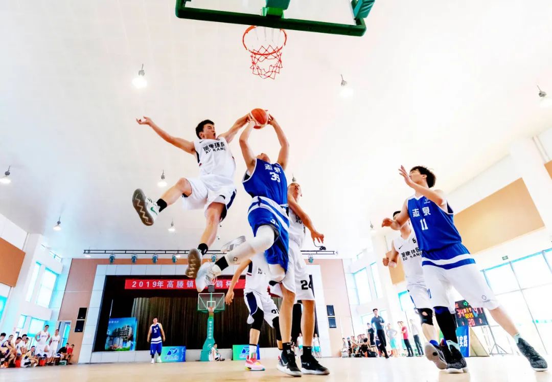 2019年6月15日,宜兴高塍小学,老师们正在进行篮球比赛.