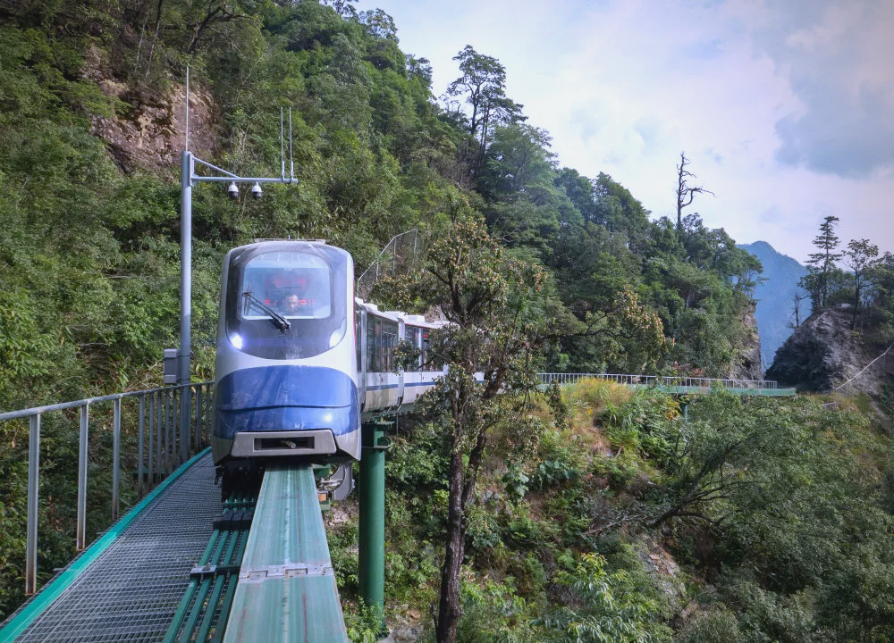 装备科技有限公司精心研制的30列高山悬崖跨座式单轨游览车及轨道系统