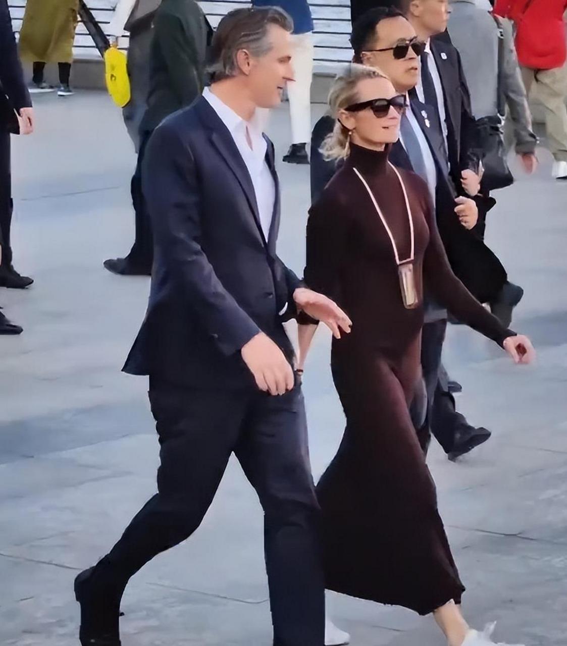 美国加州州长和夫人逛上海外滩!