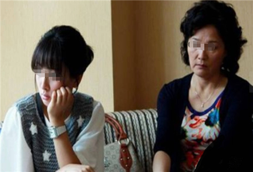 山东一对婆媳吵架婆婆躺地撒泼,儿媳全程录像,儿子低头无动于衷