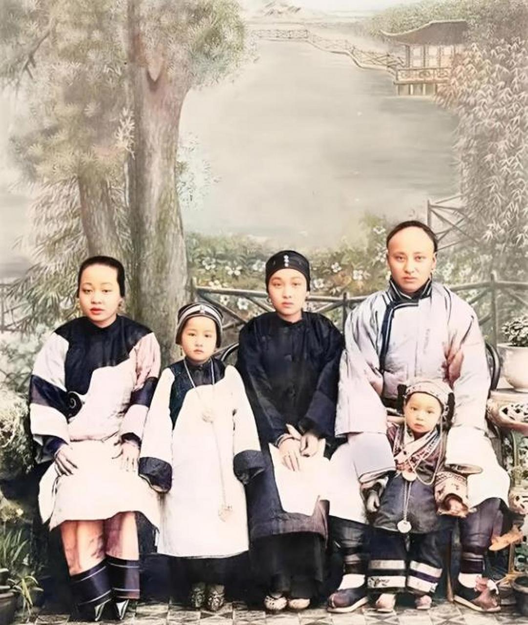 历史老照片: 清朝末年,一个大户人家的全家福.