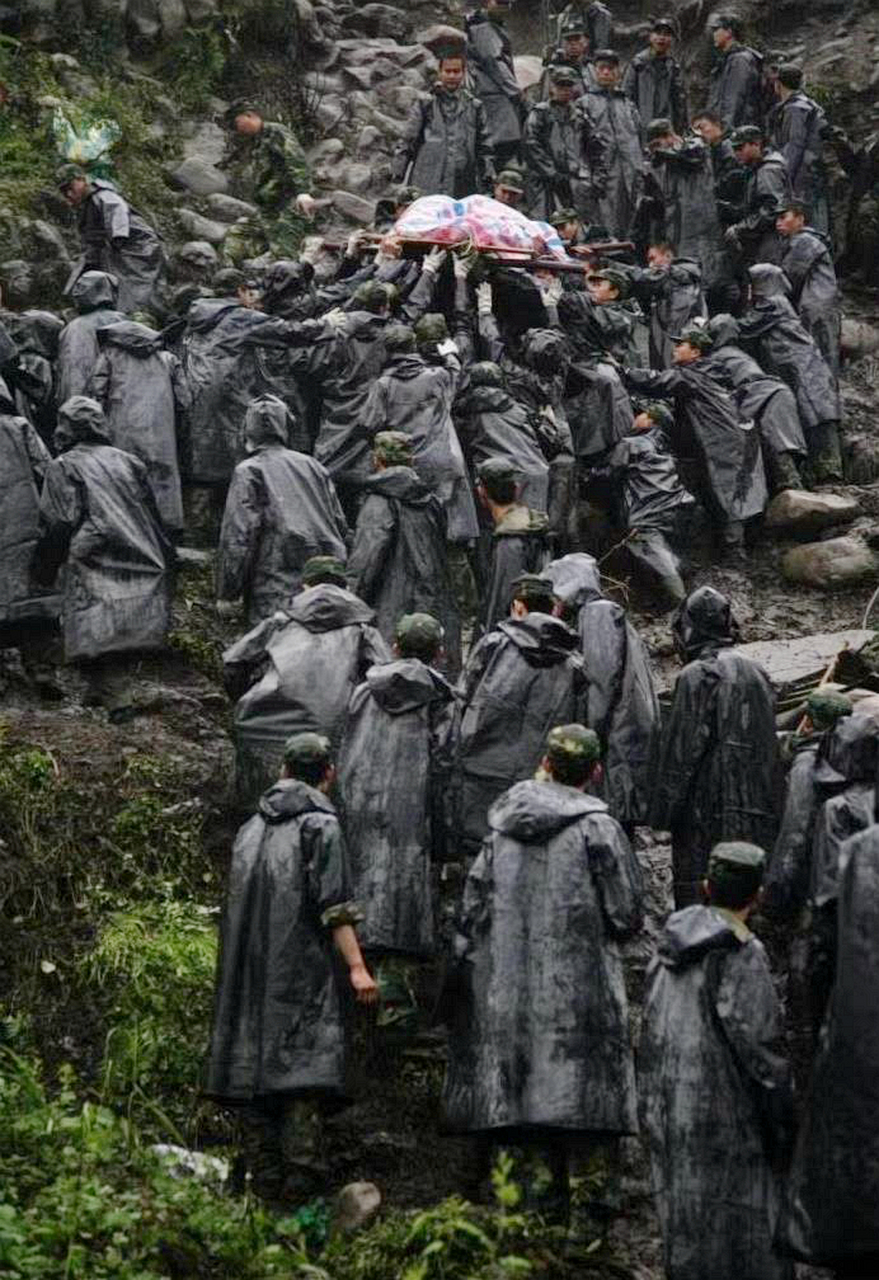 2008年,汶川地震,解放军救援队.这也是年度最佳新闻照片.