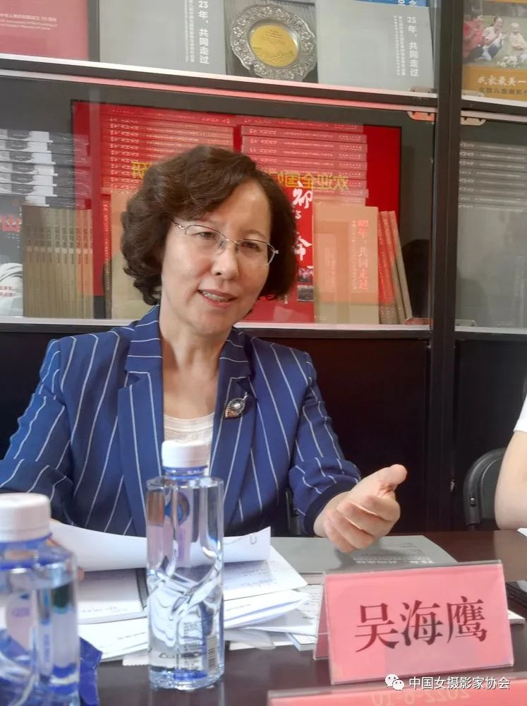 全国妇联吴海鹰一行到中国女摄影家协会调研座谈