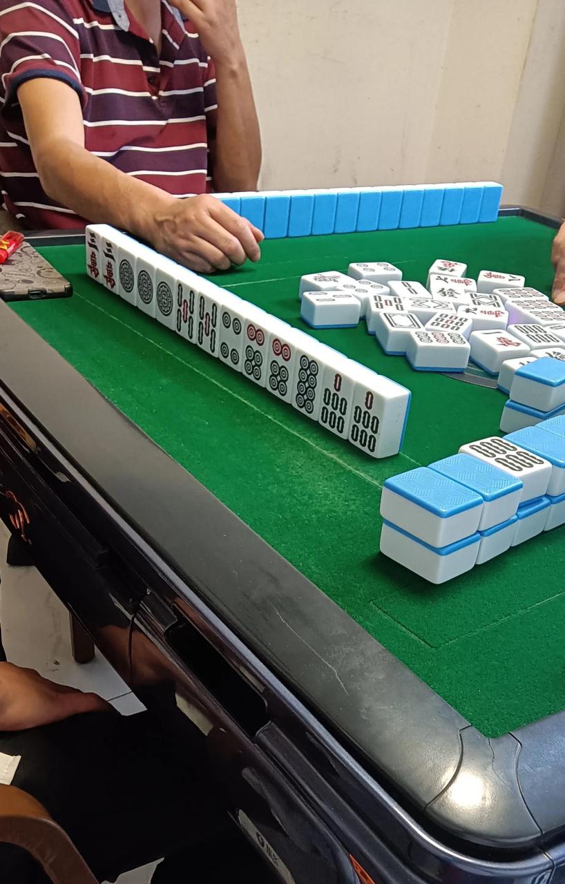 坐标位置:湖北武汉 麻将牌型:红中开杠 这个牌胡什么?