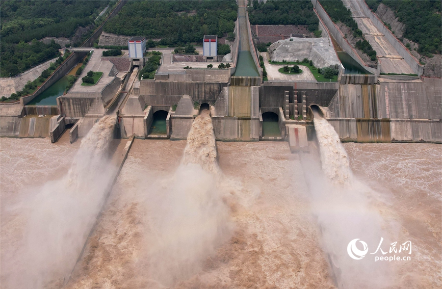 黄河小浪底水利枢纽开启排沙泄洪