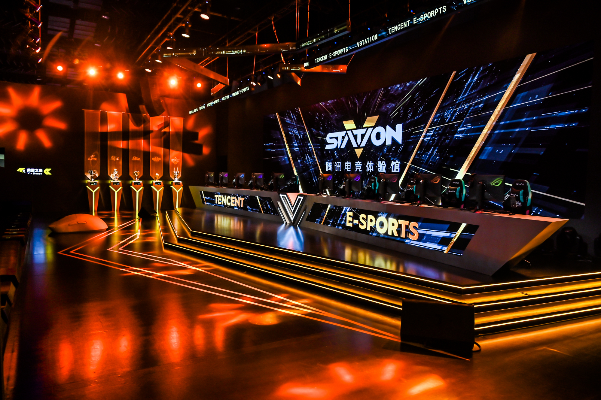 见证我国电竞历史:腾讯电竞 v-station 体验馆启动