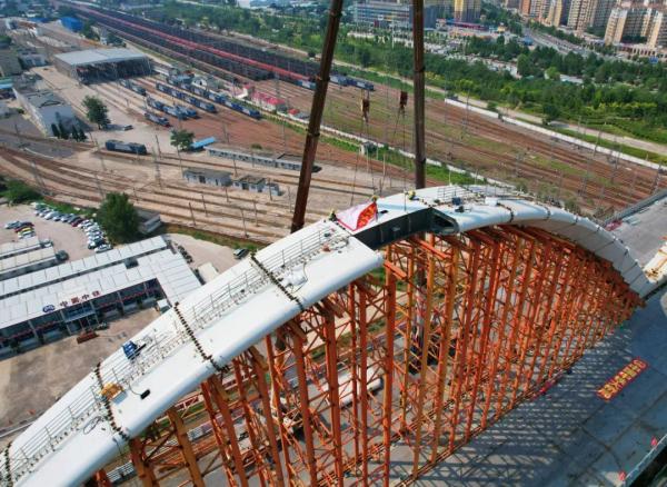 "彩虹"初现!郑州新建彩虹桥钢箱拱合龙
