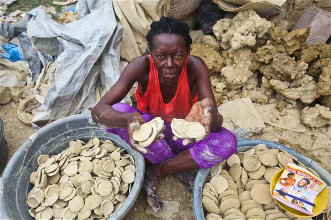 "吃土"真能顶饿?靠吃泥巴生存的国家,还将泥巴做成零食出售