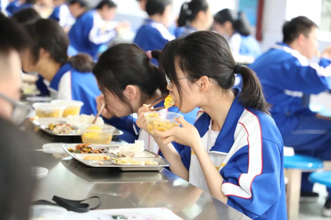 株洲市四中为2022届高三学子爱心添餐